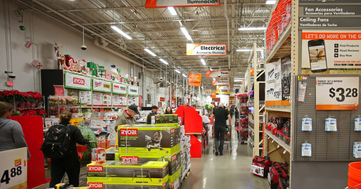 Home_Depot_vs._Lowe_s_Pro_Desk_1600x840_