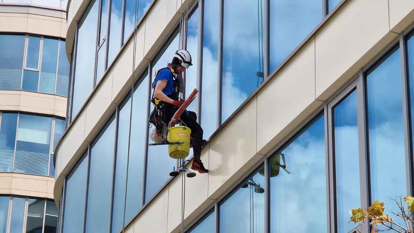 Pro Window Cleaner Climbing a Skyscraper to clean windows